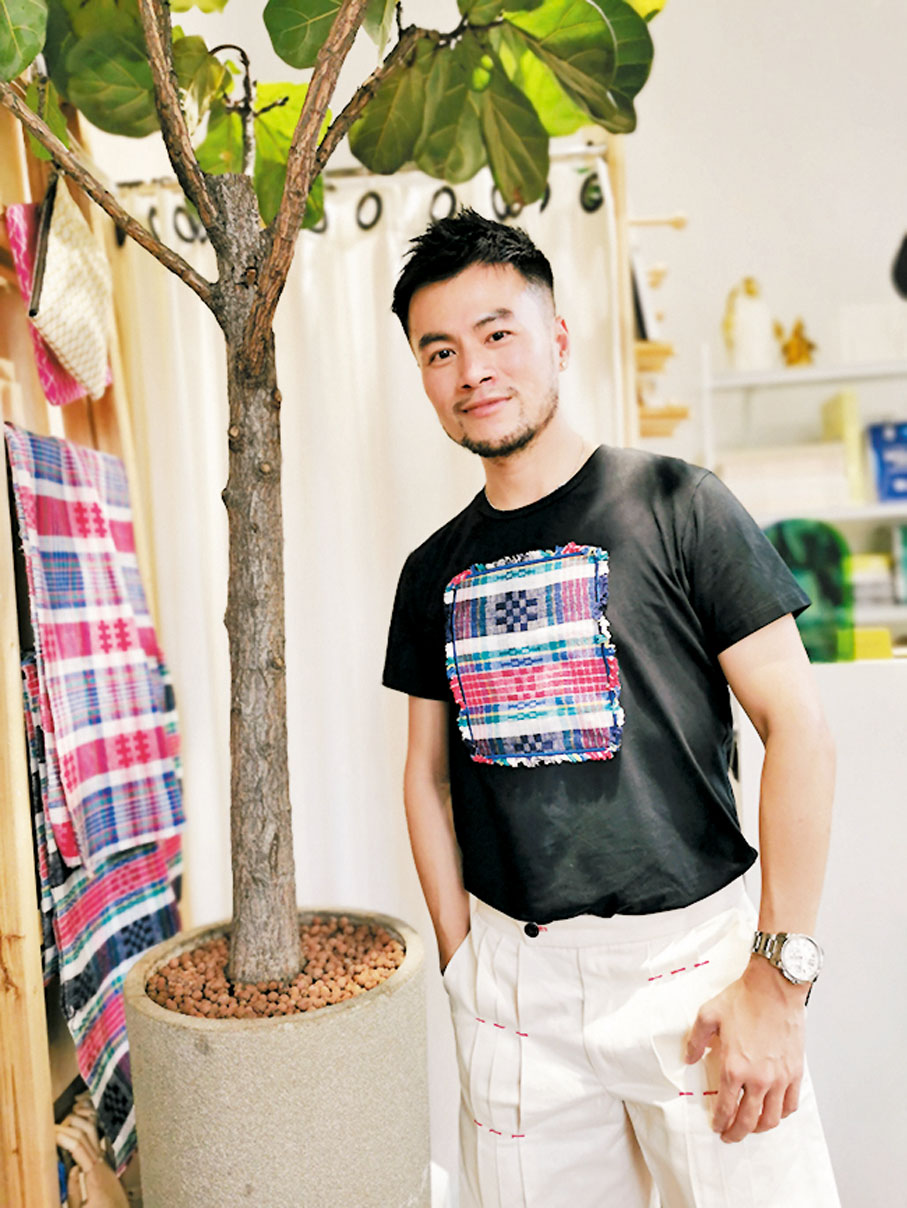 ● Mountain穿着自己設計的手作編織格仔系列
