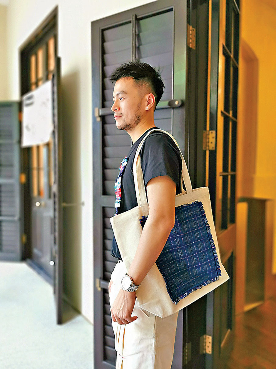 ● Mountain將崇明土布融入環保袋中。