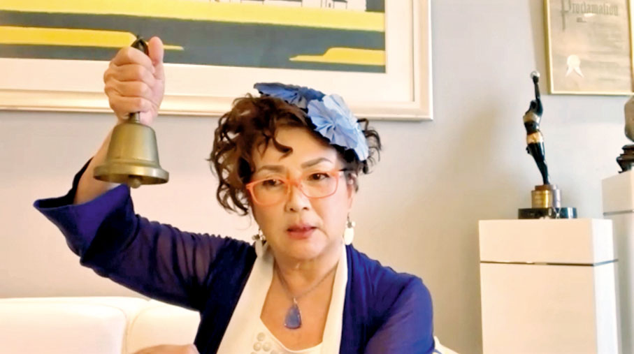 ●馮寶寶鬼馬地用「掌門鈴」來「召喚」記者。