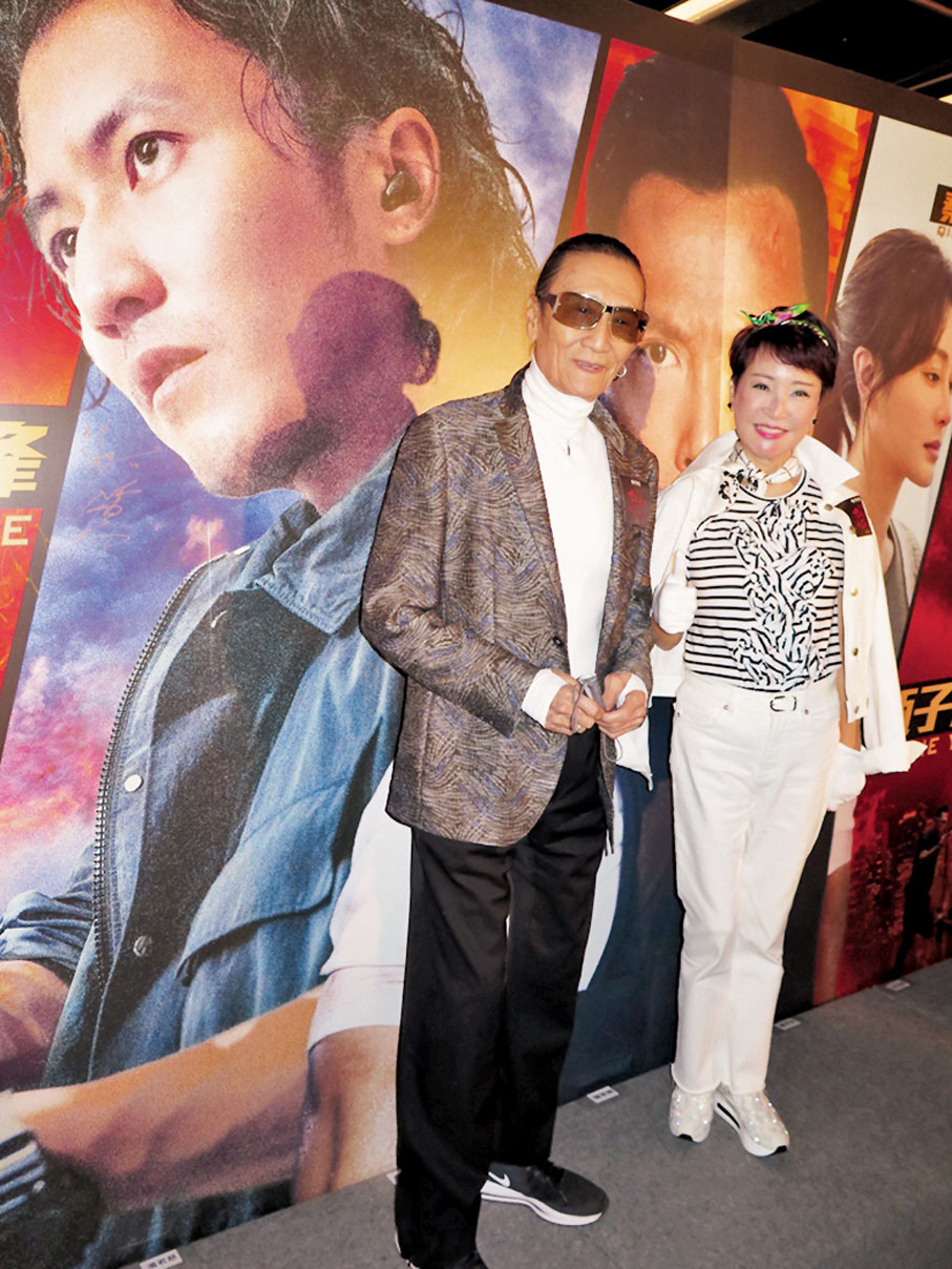 ●謝賢和狄波拉結伴撐囝囝。