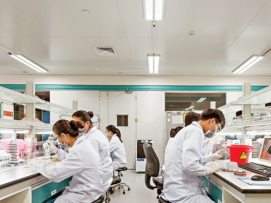 ●國務院辦公廳近日印發《關於改革完善中央財政科研經費管理的若干意見》，給予科研人員更大經費管理自主權。圖為科研人員在廣州開展實驗。 資料圖片