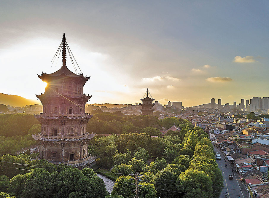 ●朝霞中的泉州開元寺東西塔