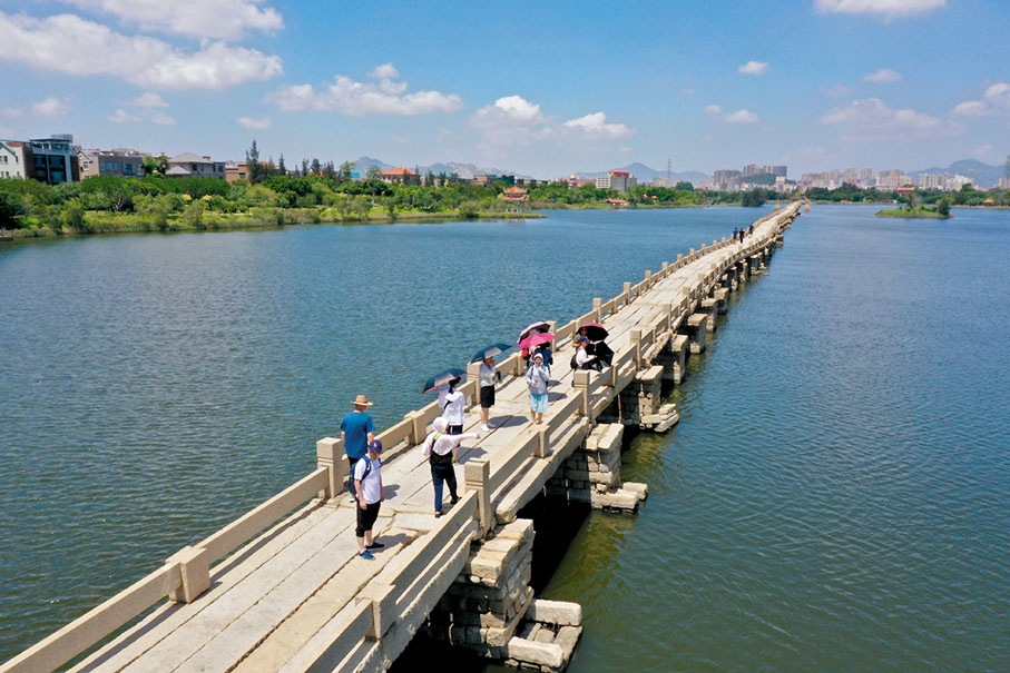 ●遊客在泉州晉江古石橋安平橋上遊覽。