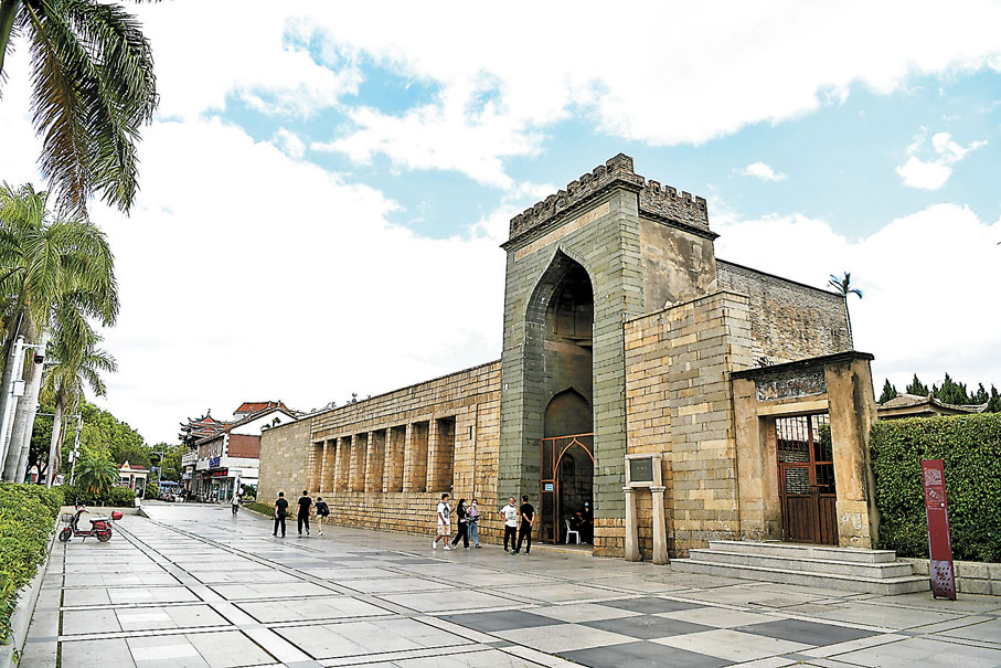 ●遊客參觀泉州清淨寺。