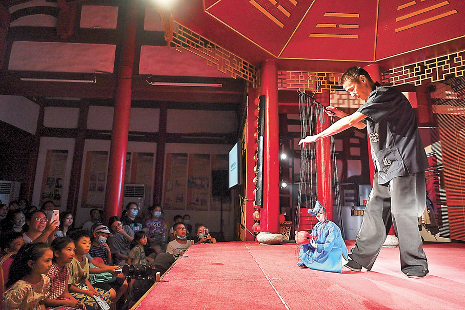 ●遊客在福建省泉州市木偶劇團觀看木偶戲。