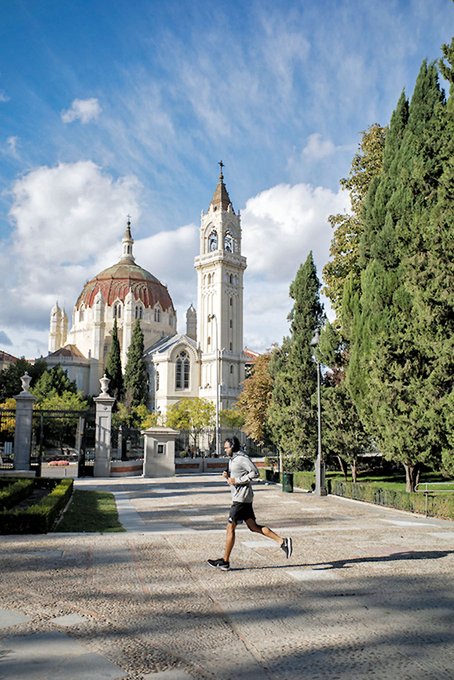 ●一名男子在西班牙馬德里麗池公園內跑步