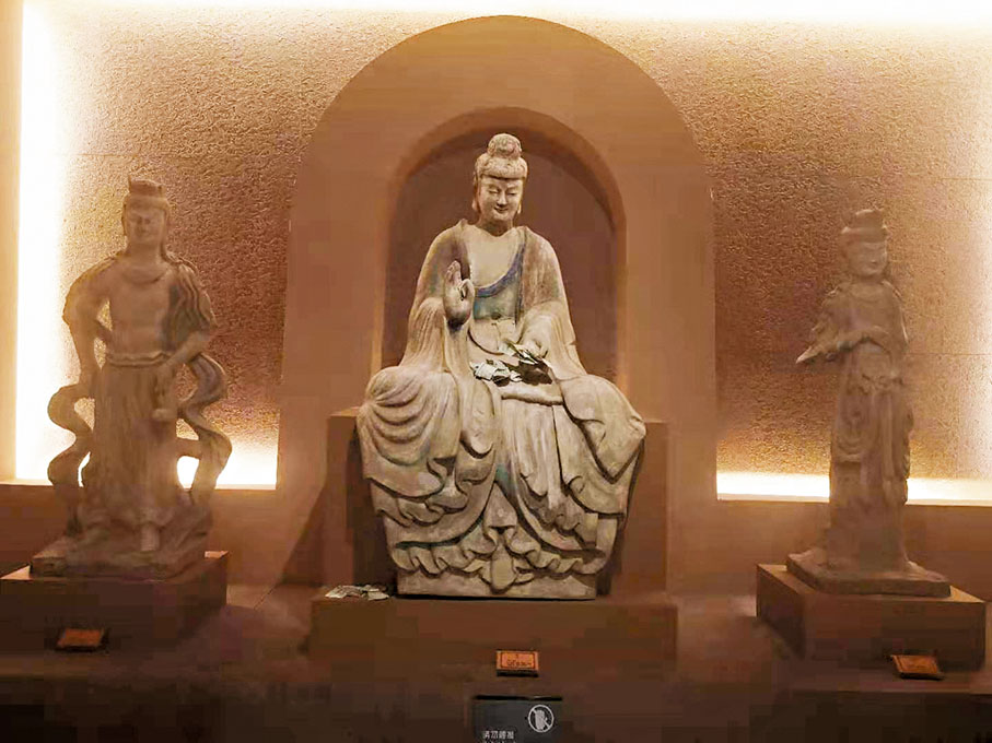 ●「一佛二菩薩」造像，是北周造像雕塑精品，實屬世間罕見。