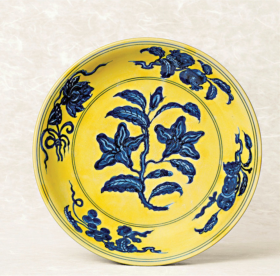 ●明弘治黃地青花梔子花紋盤雙圈六字楷書款。 圖片來源：香港佳士得