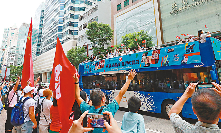 ●市民夾道歡迎運動員。 香港文匯報記者  攝