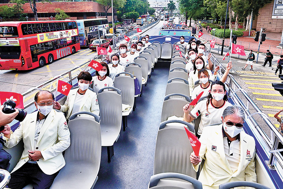 ●參與東京2020奧運會中國香港代表隊昨日進行巴士巡遊。