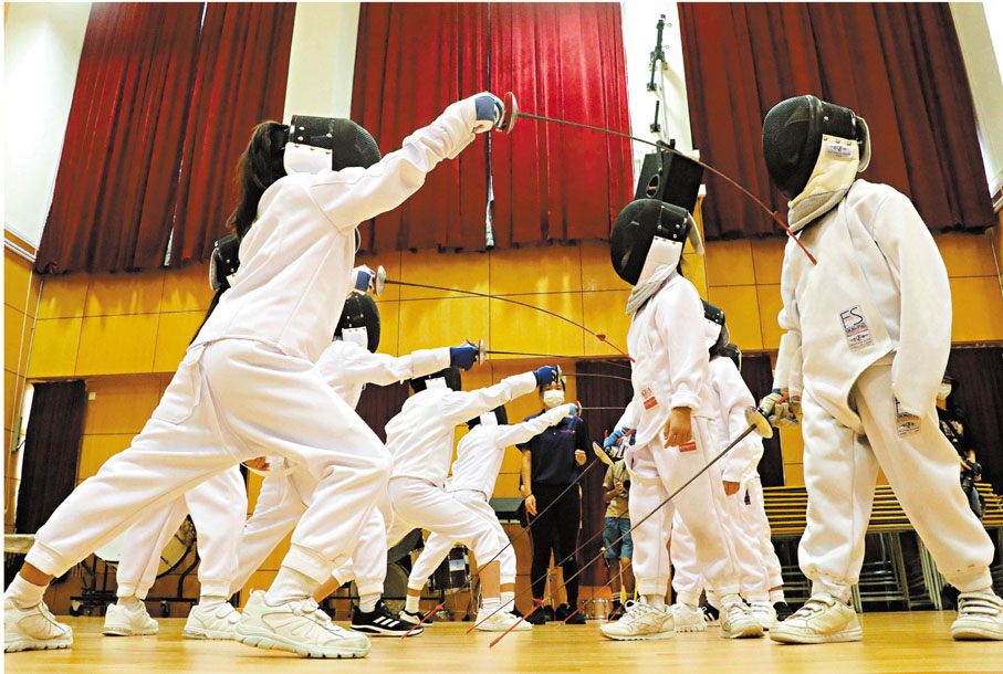 ●劍擊隊成員正在練習進攻動作。 香港文匯報記者  攝