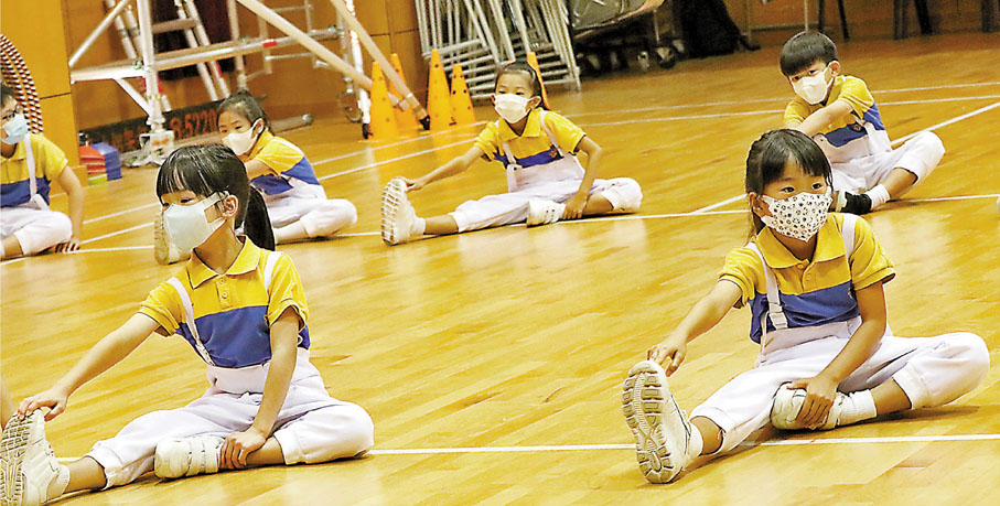 劍擊隊訓練前需拉筋熱身，並保持社交距離。香港文匯報記者  攝