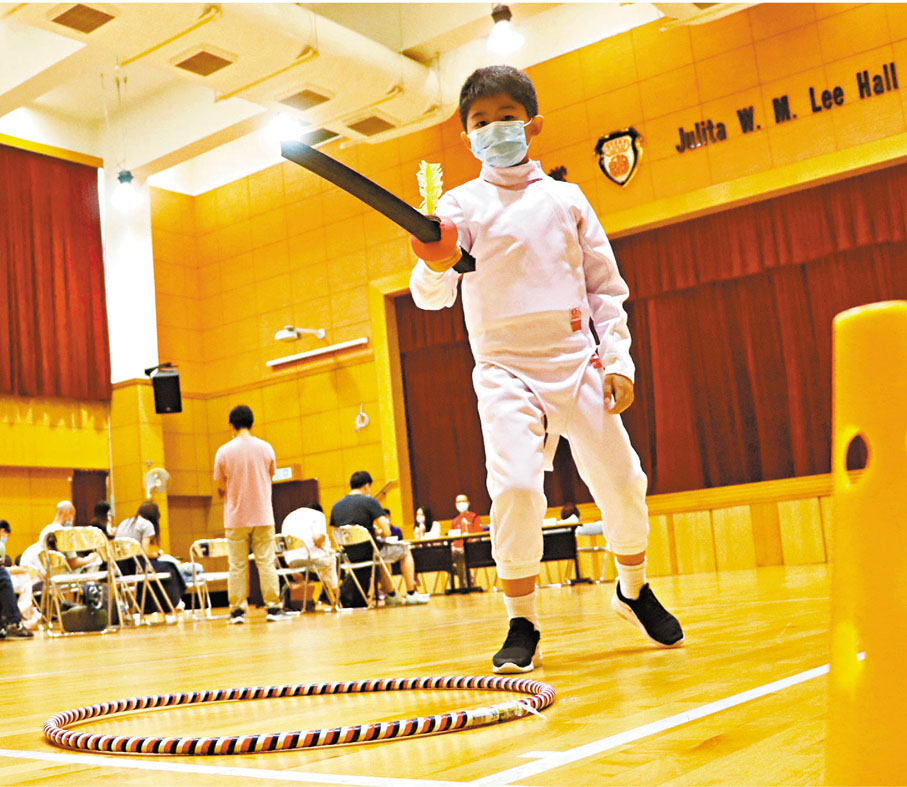 學生在練習用劍上放置一隻毽子，以訓練持劍時的平衡力。香港文匯報記者  攝