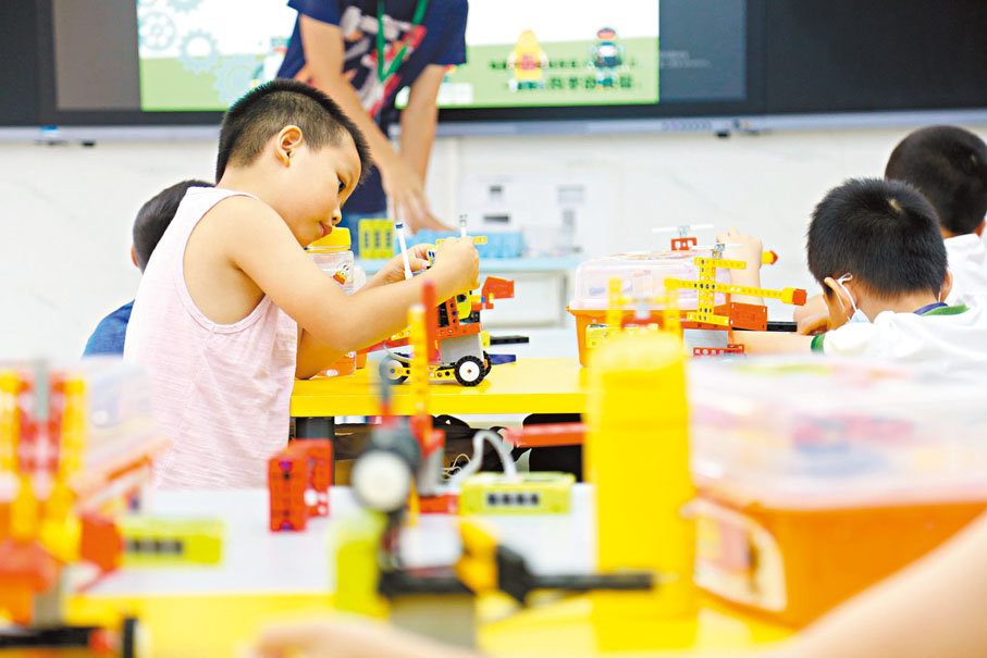 ●廣州番禺薈賢小學開辦的暑期託管班上，孩子在上興趣拓展班。 香港文匯報記者胡若璋 攝