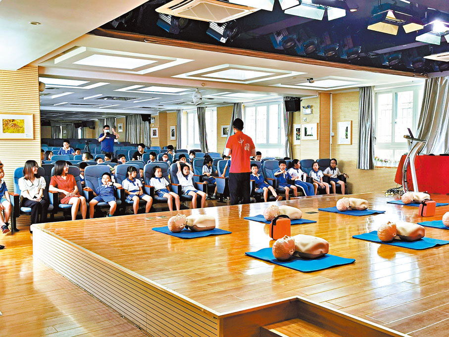 ●在羅湖區蓮南小學，黨群中心的工作人員為暑期託管的學生上急救課程。   香港文匯報記者李望賢 攝