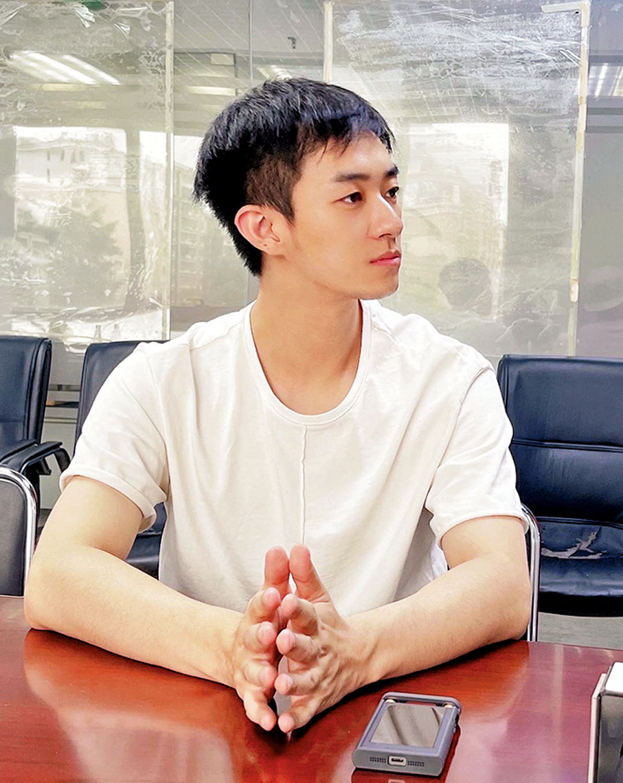 ●演員林俊毅接受本報採訪。  馬靜 攝