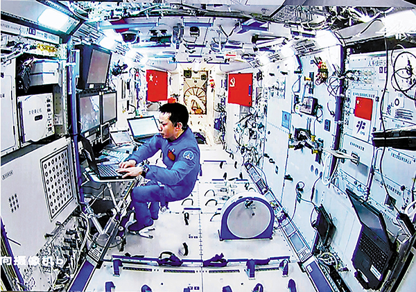 ● 湯洪波在核心艙內協同配合出艙操作。    新華社