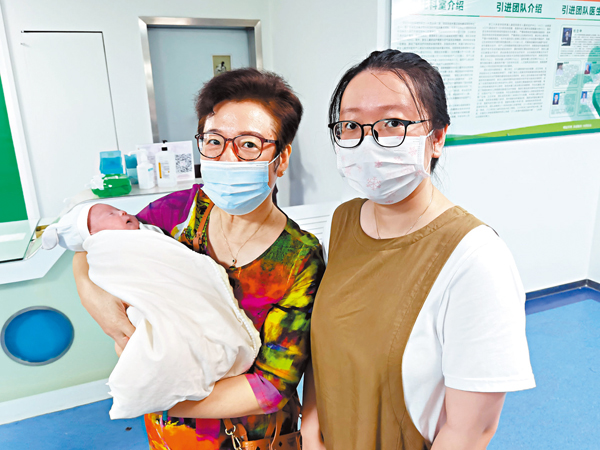 ●「超早產兒」大力由外婆抱，與媽媽一起在出院前合影。 香港文匯報記者郭若溪  攝