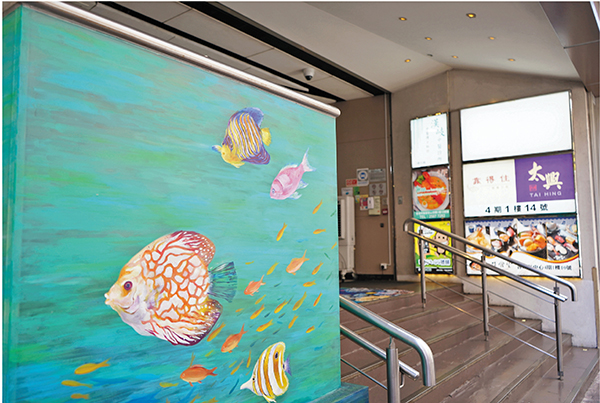 ●熱帶「水族箱」設於香港仔中心其中一個商場外。