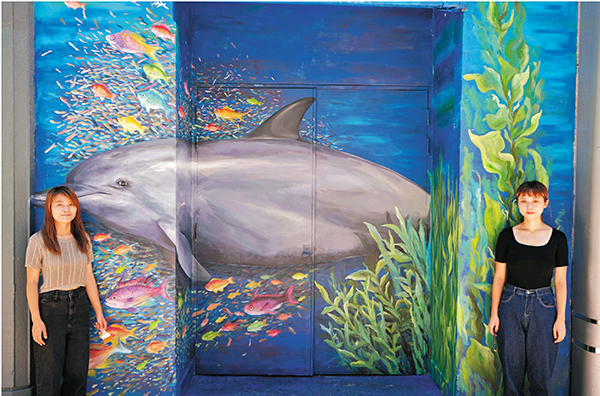 ●阿甘（右）和Sandy利用公共空間的創作述說香港故事。