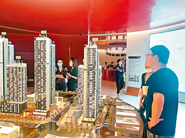 ●有購房者前來看樓、諮詢和購買。