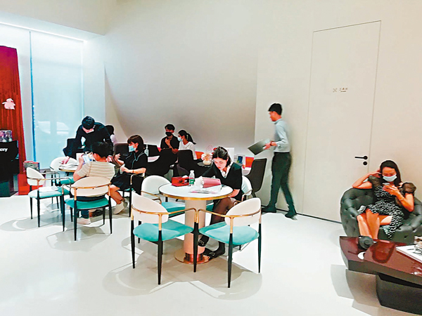 ●現場看到有購房者在填寫資料登記購房。