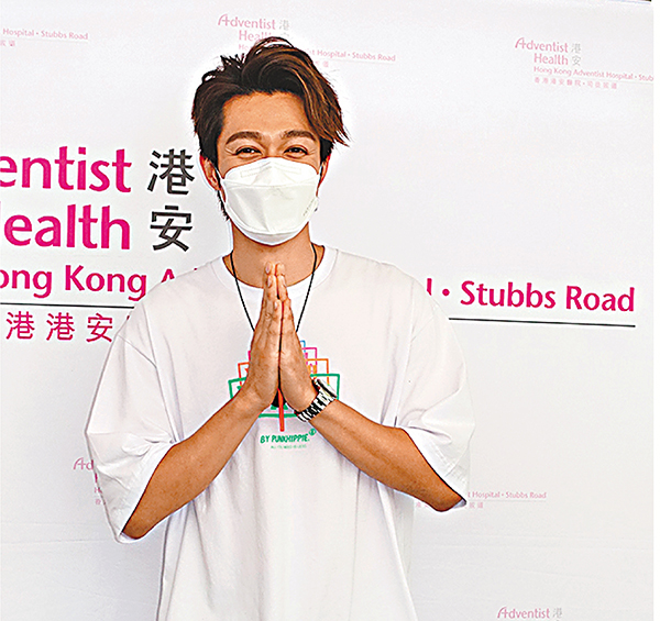 ●周柏豪昨日在醫院外分享喜悅。