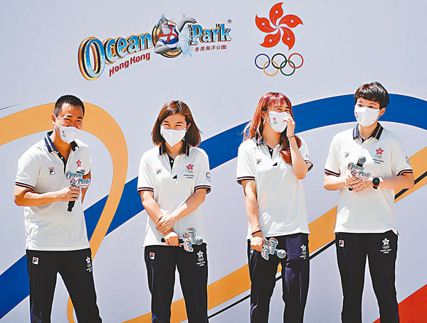 ●李靜（左）曾叫愛徒看鬼片練膽量。香港文匯報記者郭正謙  攝