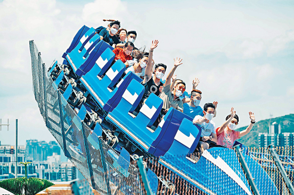 ●李靜（右4）與眾港將玩過山車，事後稱腳軟軟。 香港文匯報記者  攝