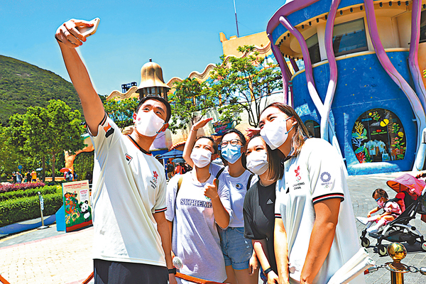 ●謝影雪（右一）、鄧俊文（左一）與市民自拍留念。香港文匯報記者  攝