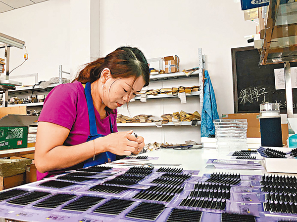 ●工人們正在製作假睫毛。