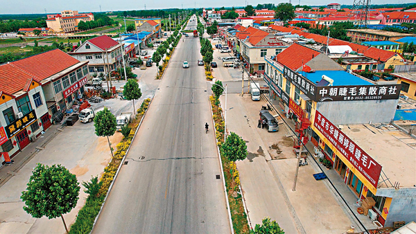 ●平度大澤山鎮上每隔百米便是一家假睫毛工廠。