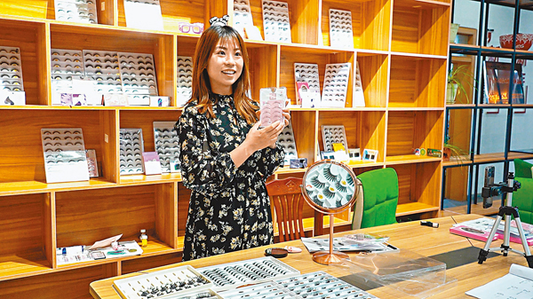 ●劉傑在介紹公司的爆款睫毛產品。