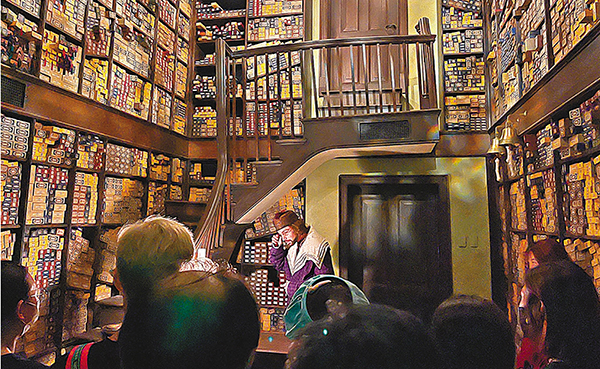 ●哈利·波特魔法世界主題景區再現奧利凡德魔杖店的經典場景。 香港文匯報記者秦占國  攝