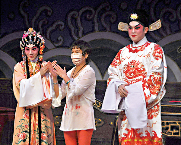 ●吳美英指導《紅菱巧破無頭案》，與新秀黃成彬、梁非同合影。