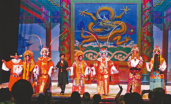 ●尹飛燕指導第二期最後一場《燕歸人未歸》演出，謝幕時觀眾熱烈喝彩。