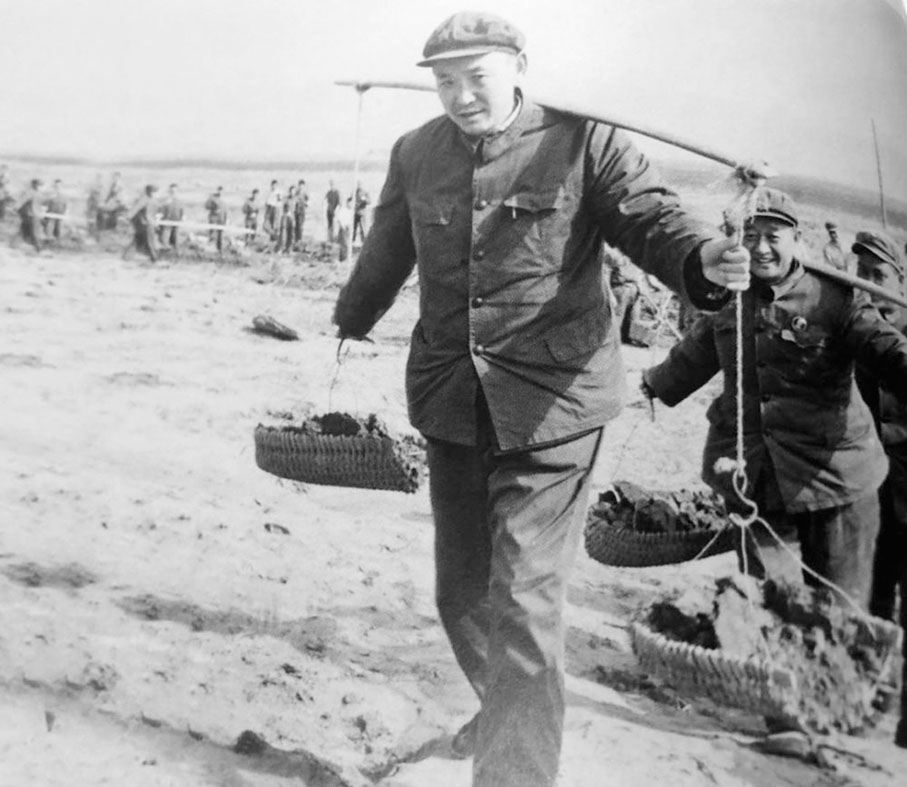 ● 1972年黎原在陝西黃河灘上開荒墾田。  受訪者供圖