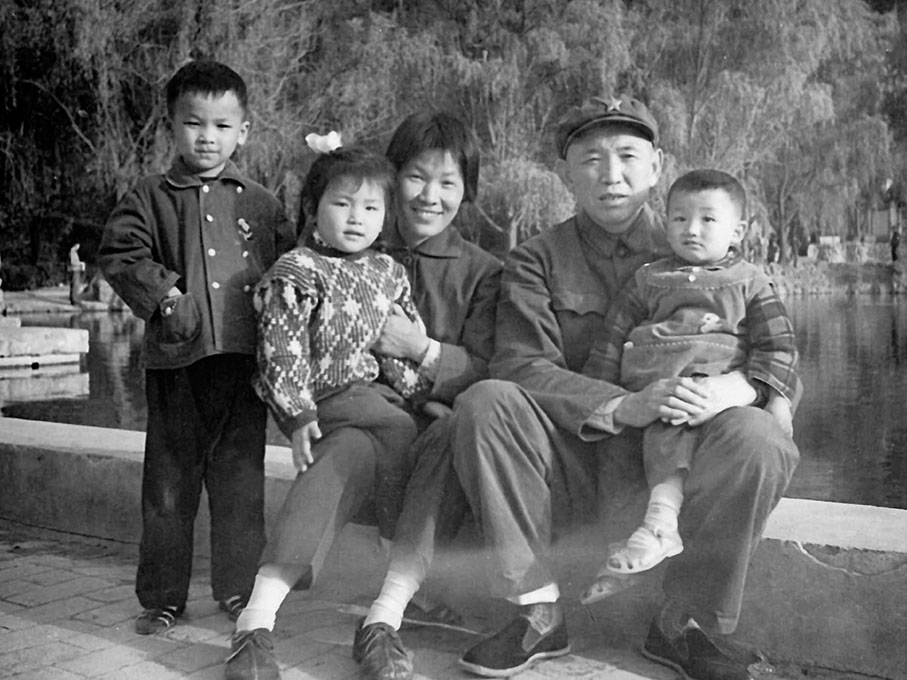 ● 1975年黎原全家福。  受訪者供圖