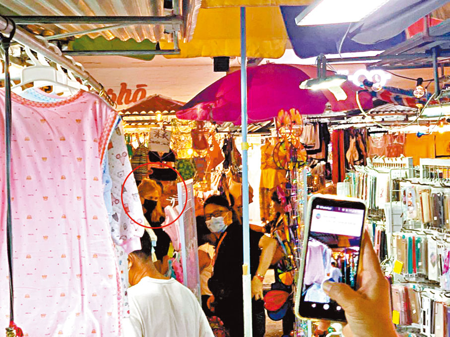 ● 妮歌潔曼沒演戲時即戴上口罩。