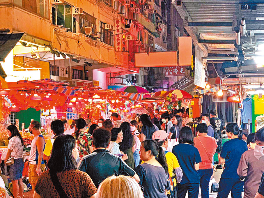 ● 花園街拍攝現場有大批臨時演員。