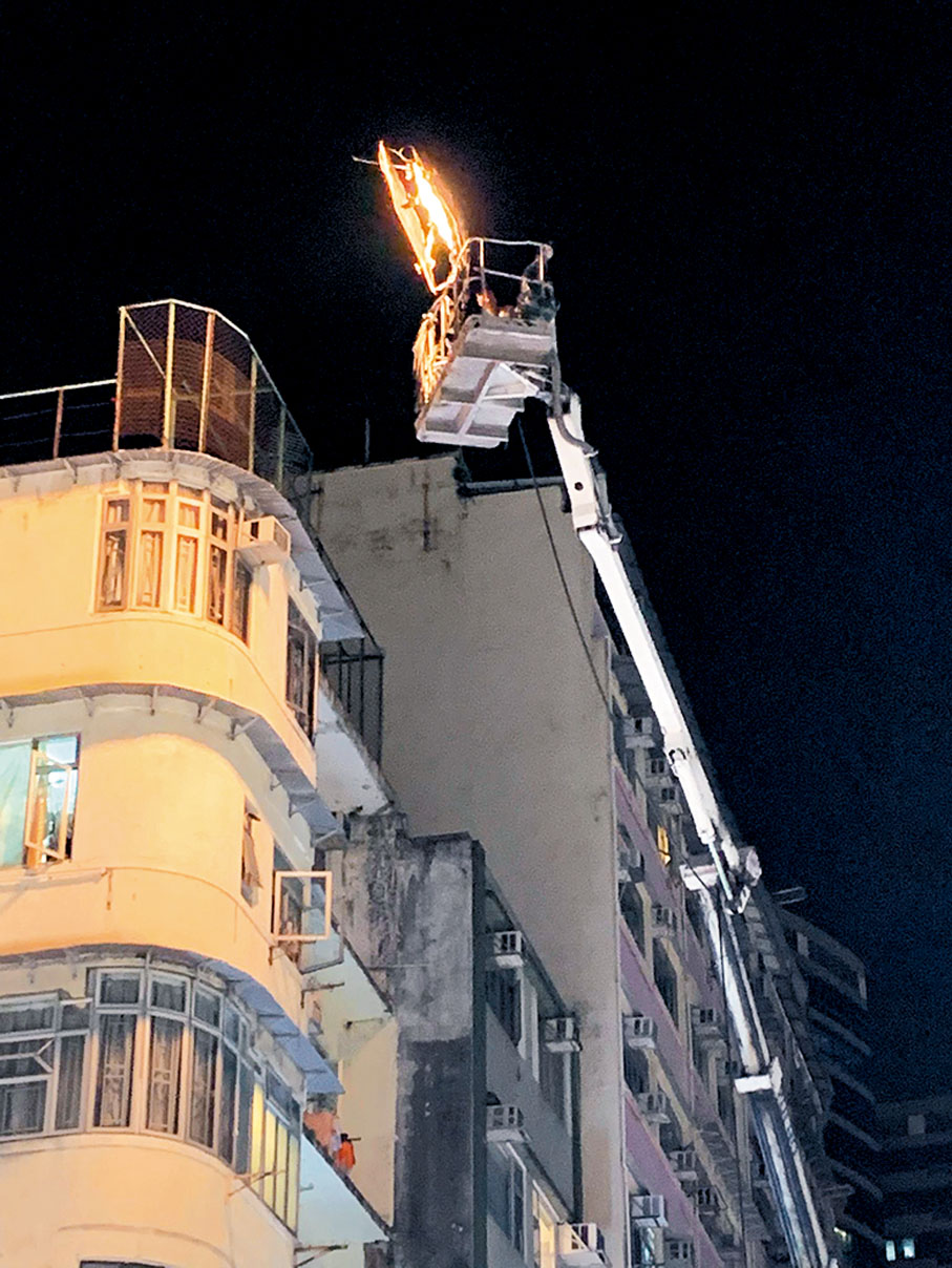 ● 現場攝製組用吊臂打燈，應會拍攝一些唐樓背景。