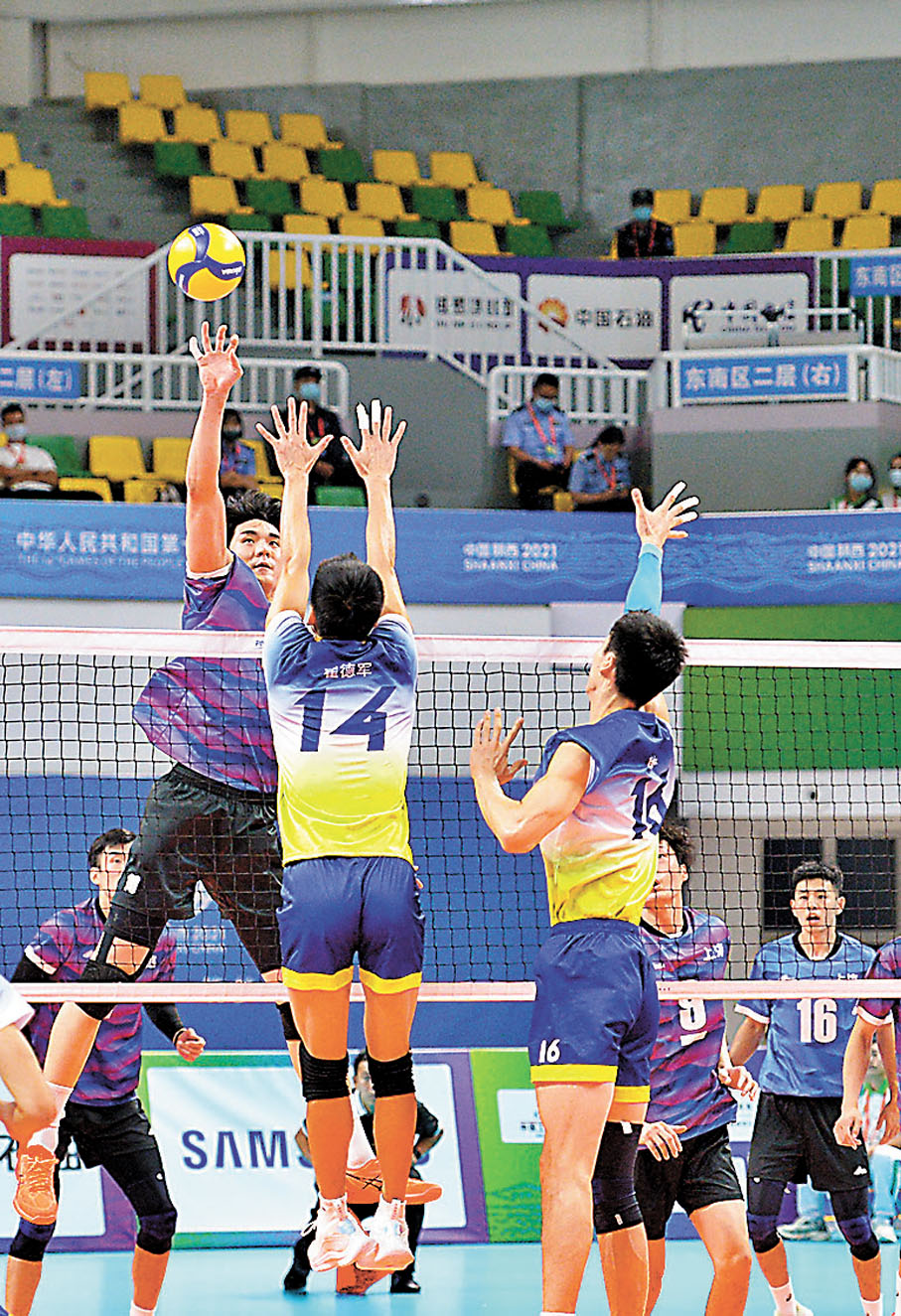 ●上海隊球員武弸智（上左）在比賽中進攻。  新華社