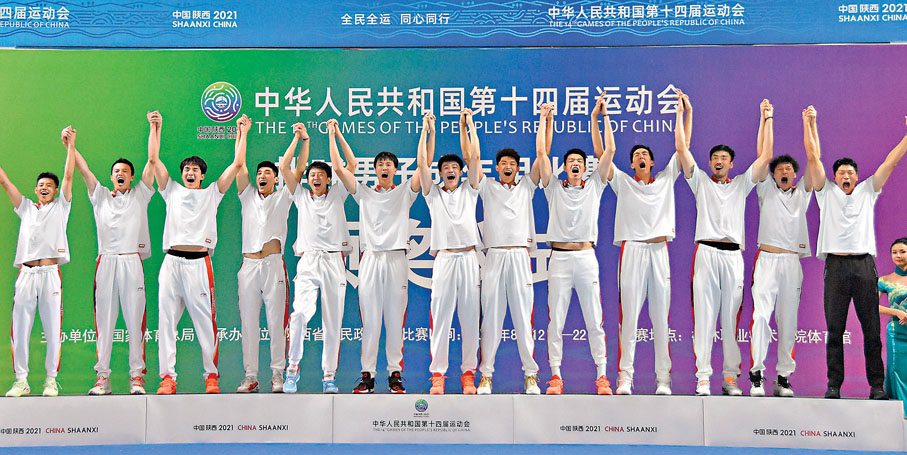 ●上海隊在頒獎儀式上歡呼慶祝。  新華社