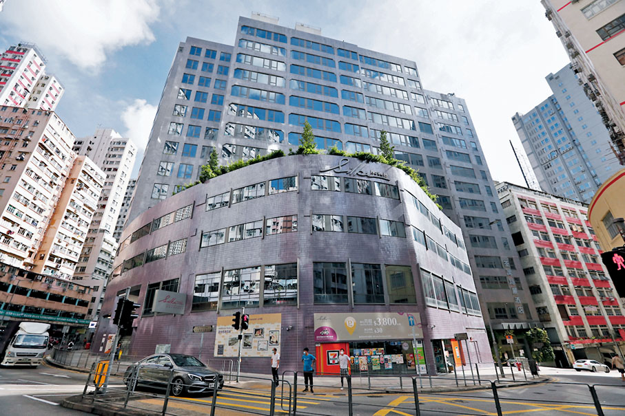 ●特區政府擬要求外傭抵港後在兩間指定酒店檢疫21天，已暫時選定荃灣絲麗酒店為其中一間專接收外傭的酒店。圖為荃灣絲麗酒店。香港文匯報記者  攝