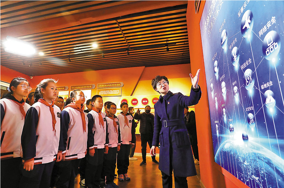 ●為將國家安全教育納入國民教育體系，教育部組織研制了《大中小學國家安全教育指導綱要》。圖為4月13日，山東威海學生在劉公島總體國家安全觀教育展館內參觀學習。 資料圖片