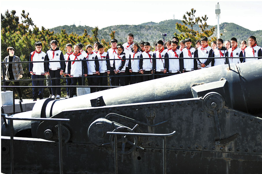 ●4月13日，山東威海開展全民國家安全教育日活動。圖為學生在總體國家安全觀劉公島教育培訓基地參觀東泓炮台舊址。 資料圖片