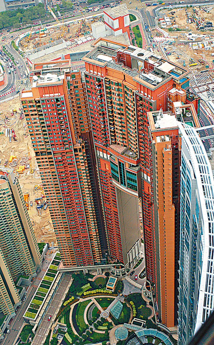 ●今次凱旋門朝日閣一籃子5伙單位出售，包括設有私家泳池的頂層A室「天際獨立屋」。 資料圖片