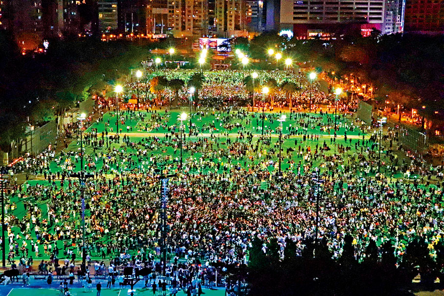 「支聯會」多年來充當反華勢力在港的主要基地。圖為去年6月，「支聯會」不理警方禁令在維園舉辦非法集會。 資料圖片