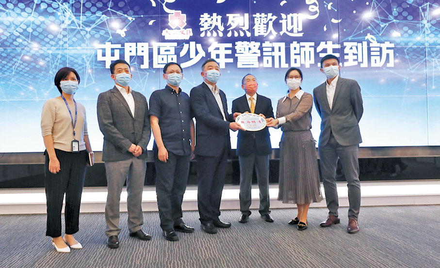 ●姜亞兵楊少偉互贈紀念品。香港文匯報記者  攝