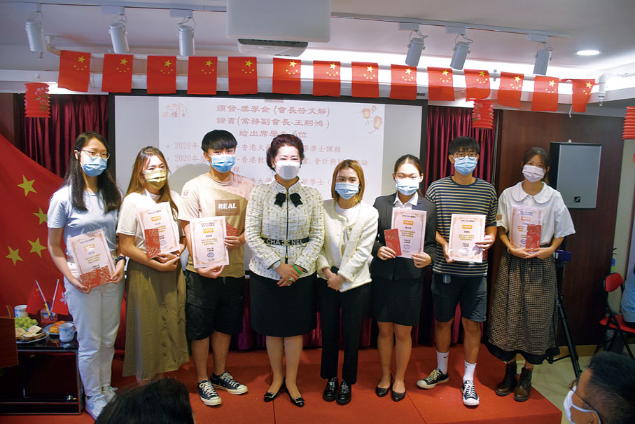 ●會長符文靜（左四）、常務副會長王嗣鴻（左五）為出席的六位學生頒發獎學金證書。